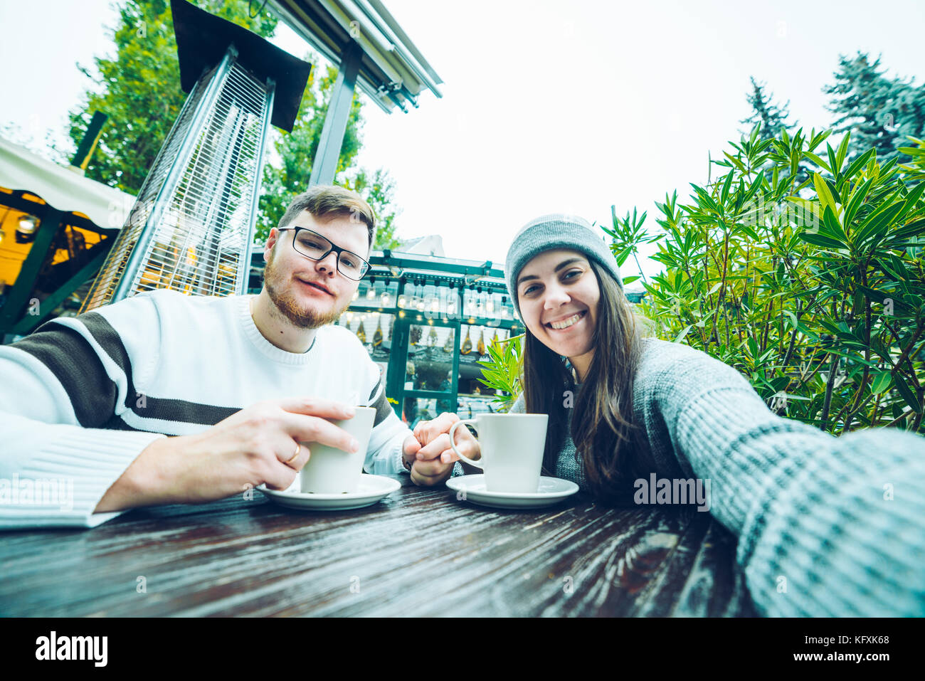 Couple eating in cafe à l'extérieur Banque D'Images