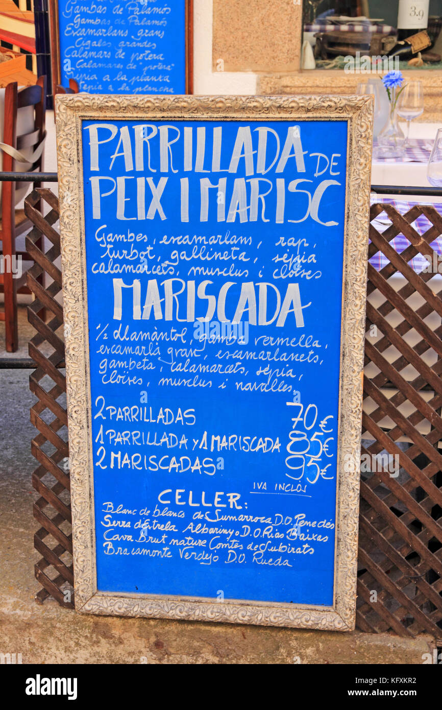 Le menu tableau bleu, à l'extérieur restaurant de fruits de mer, Tossa de Mar, Espagne Banque D'Images