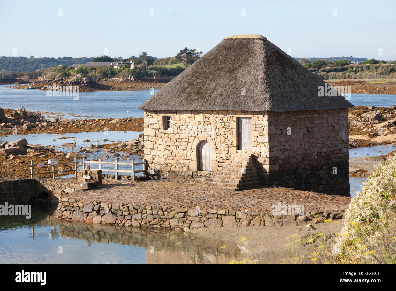 Le Moulin à Marée Du Birlot Dans Lîle De Bréhat Bretagne