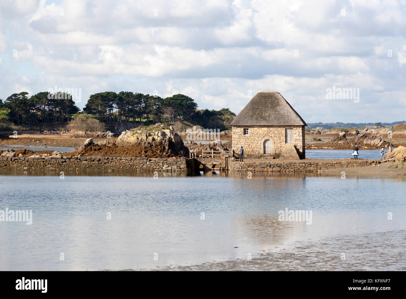 Le Moulin à Marée Du Birlot Dans Lîle De Bréhat Bretagne