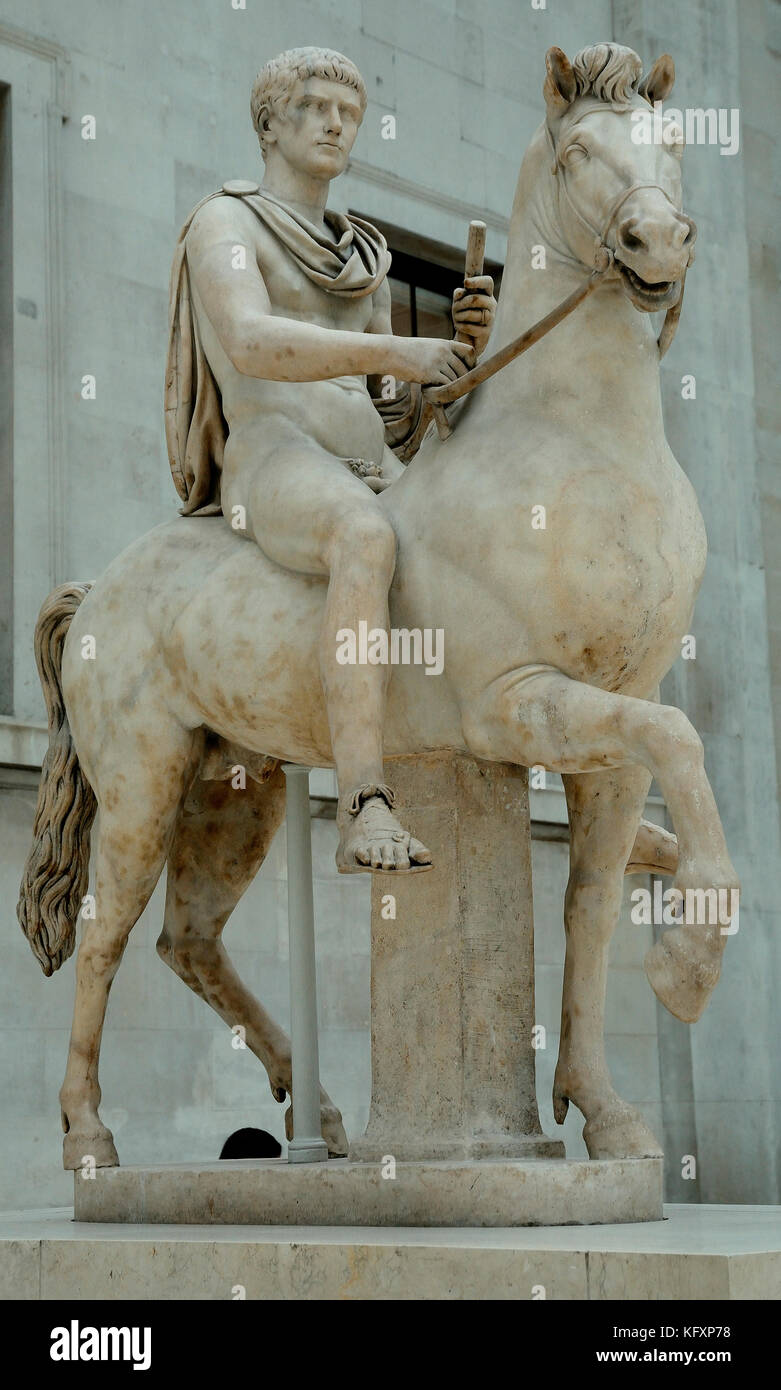 Statue romaine d'un jeune homme à cheval sur la cour intérieure du British Museum, Londres, Royaume-Uni Banque D'Images