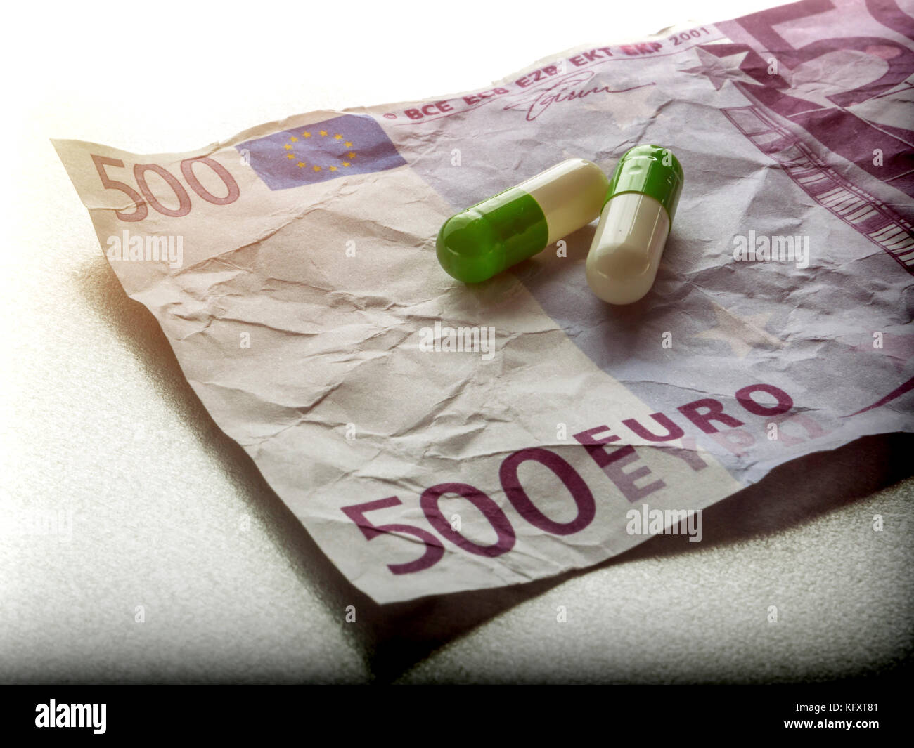 Deux capsules de blanc et vert sur un ticket utilisé 500 euros, conceptual image Banque D'Images