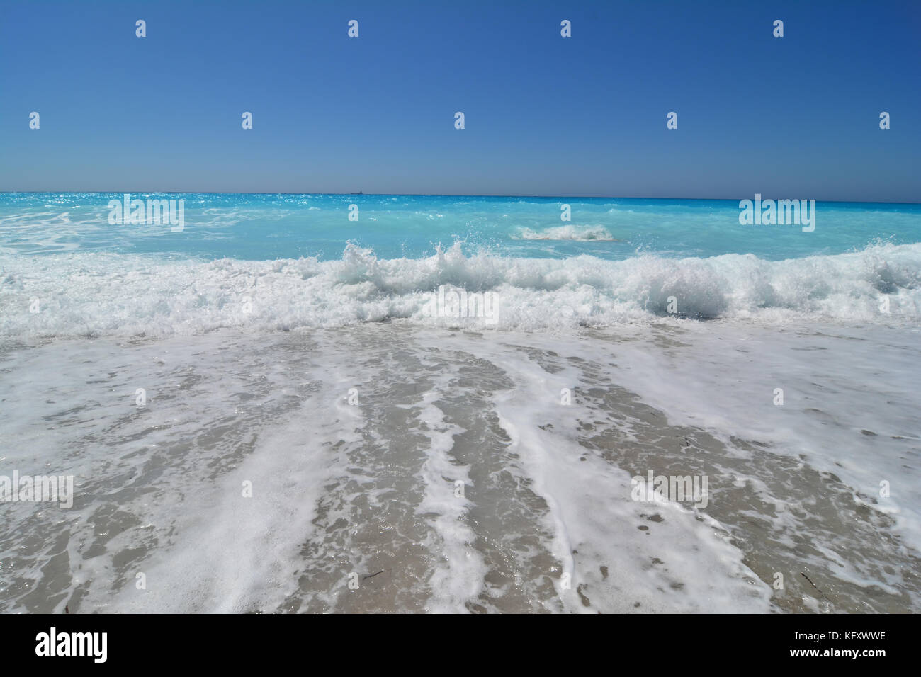 Des vagues dans un jour de vent et propre, l'eau turquoise de la très célèbre plage de kathisma, île de Lefkada, Grèce Banque D'Images