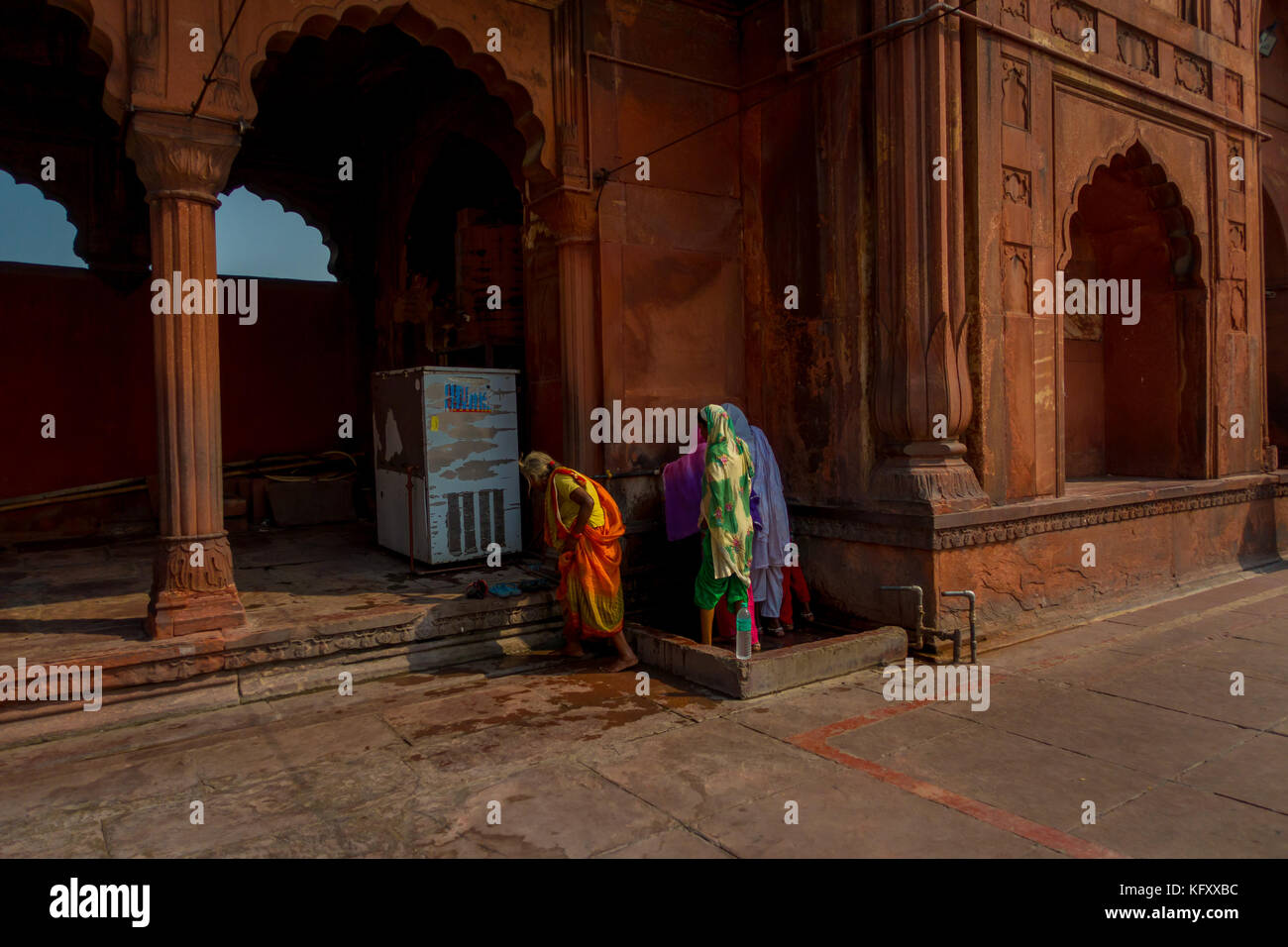 Delhi, Inde - le 27 septembre 2017 : les touristes indiens non identifiés à la marche d'entrée, Jama Masjid à Delhi, en Inde. Jama Masjid est la plus grande et peut-être la plus belle mosquée de l'Inde Banque D'Images