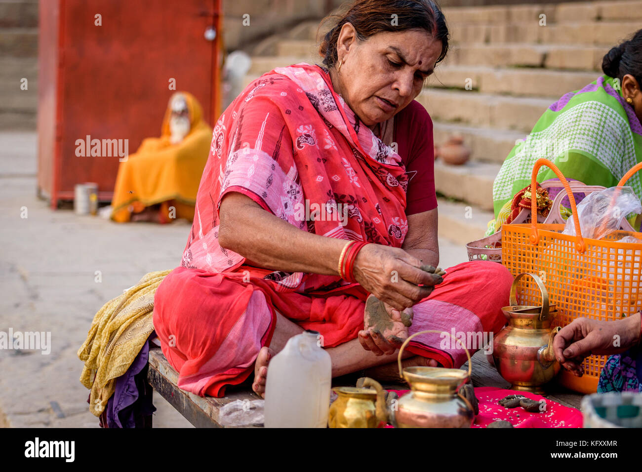 Femme hindoue et chantant des mantras pour comptage offert dans le Gange à Varanasi ghat. selective focus ic utilisé. Banque D'Images