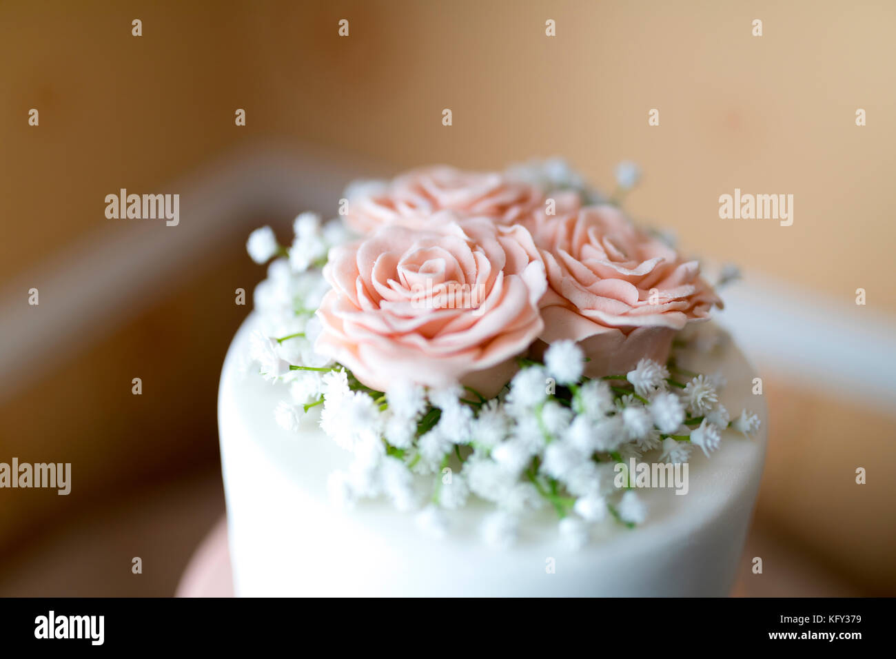 Close Up D Un Fondant Glacage Rose Petales De Rose Avec Des Bebes Decoration Souffle Sur Le Dessus D Un Magnifique Gateau De Mariage Au Royaume Uni Photo Stock Alamy