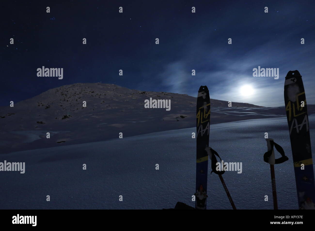 Skis, Sommet et lune Banque D'Images