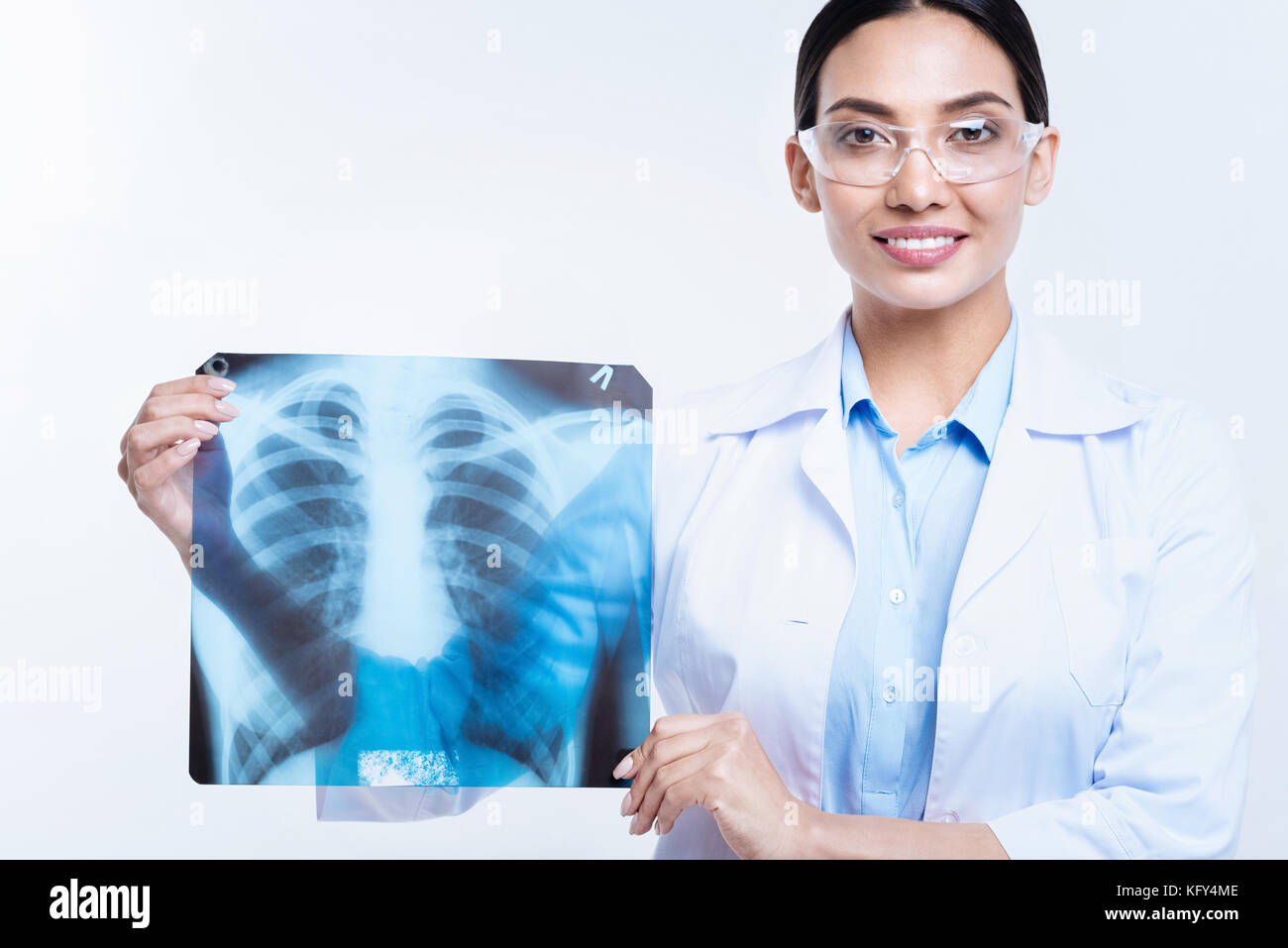 Cheerful doctor holding x-ray résultat de l'examen Banque D'Images