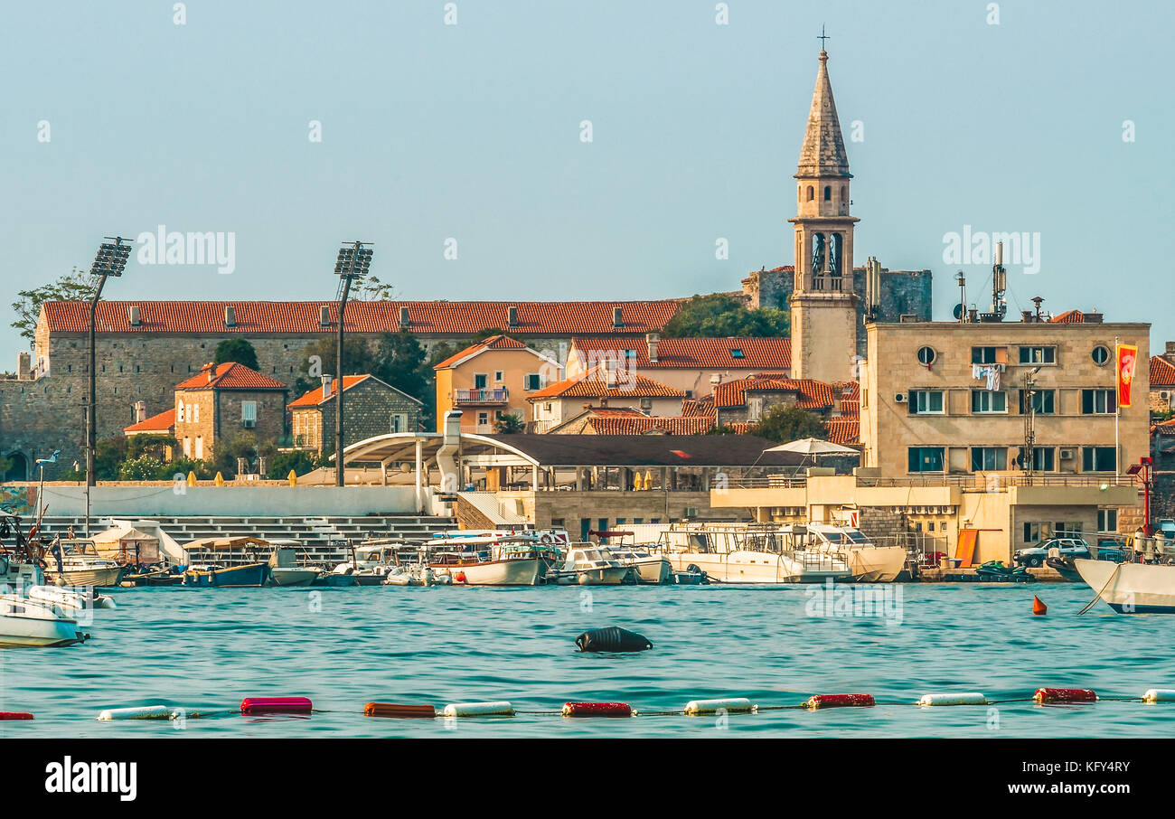 Vue sur la vieille ville du côté de Budva, Monténégro. budva - l'une des villes médiévales les mieux préservées en Méditerranée et le plus populaire de Banque D'Images