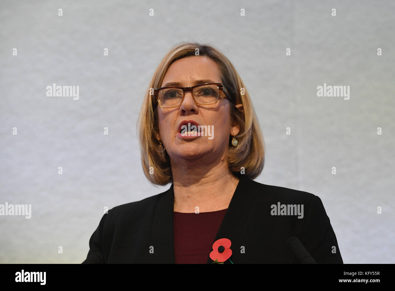 La secrétaire d'État Amber Rudd s'adresse à la Conférence des chefs de police nationaux et de l'Association des commissaires de police et de crime à l'hôtel Grange Tower Bridge de Londres. Banque D'Images