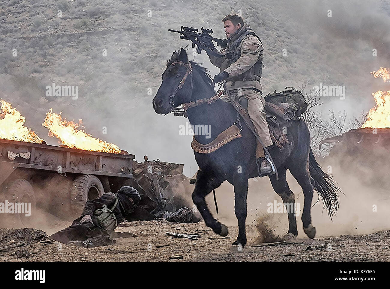 12 STRONG 2018 Alcon Entertainment film avec Chris Hemsworth comme capitaine Mitch Nelson Banque D'Images