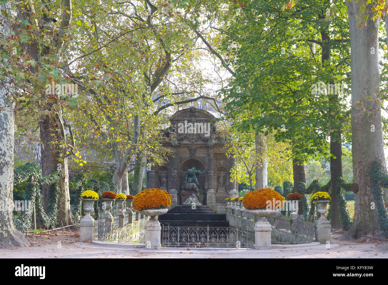 Fontaine de jardin luxembourg Banque de photographies et d’images à