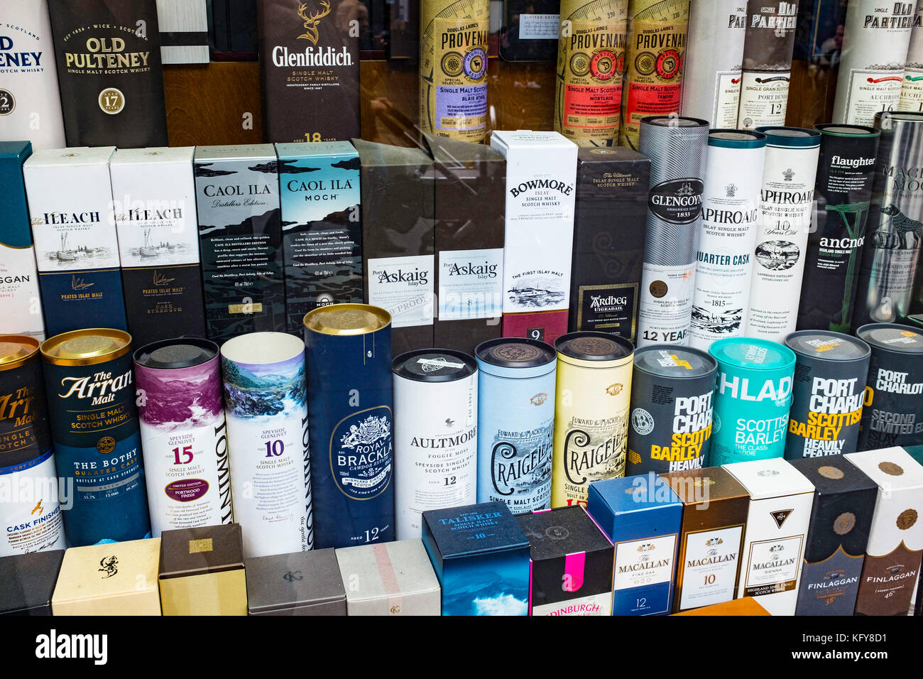 Vitrine de nombreuses variétés Scotch Whisky dans la boutique de cadeaux touristiques sur Royal Mile à Édimbourg, Écosse, Royaume-Uni Banque D'Images