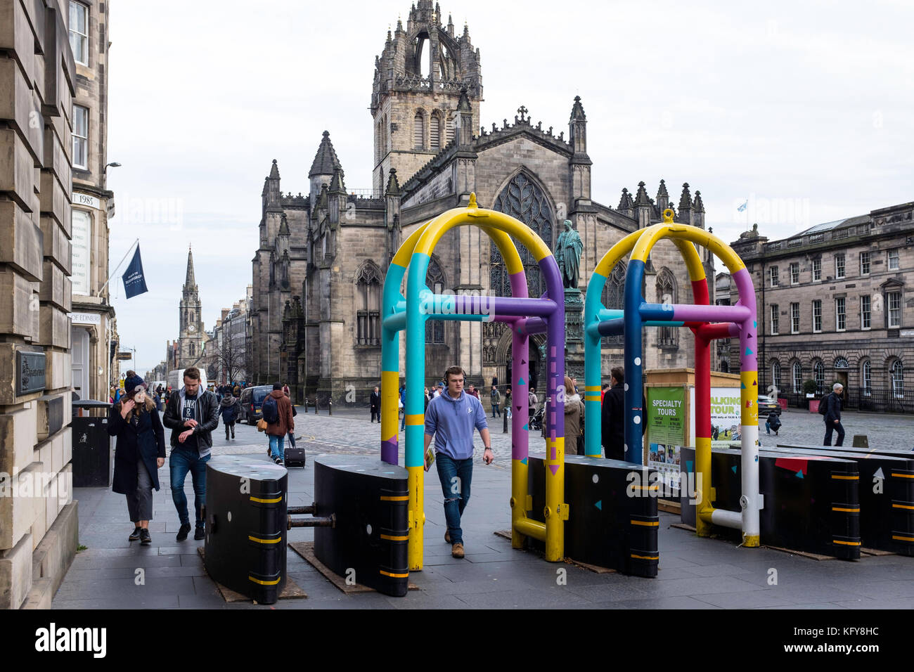 Vue de nouveaux obstacles à la construction de véhicules anti-terroristes sur le Royal Mile à Édimbourg, en Écosse, au Royaume-Uni. Banque D'Images