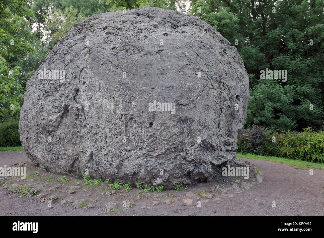 Bombe énorme coulée sur village lauperath, région de l'Eifel (Allemagne) de la roche volcanique. Banque D'Images