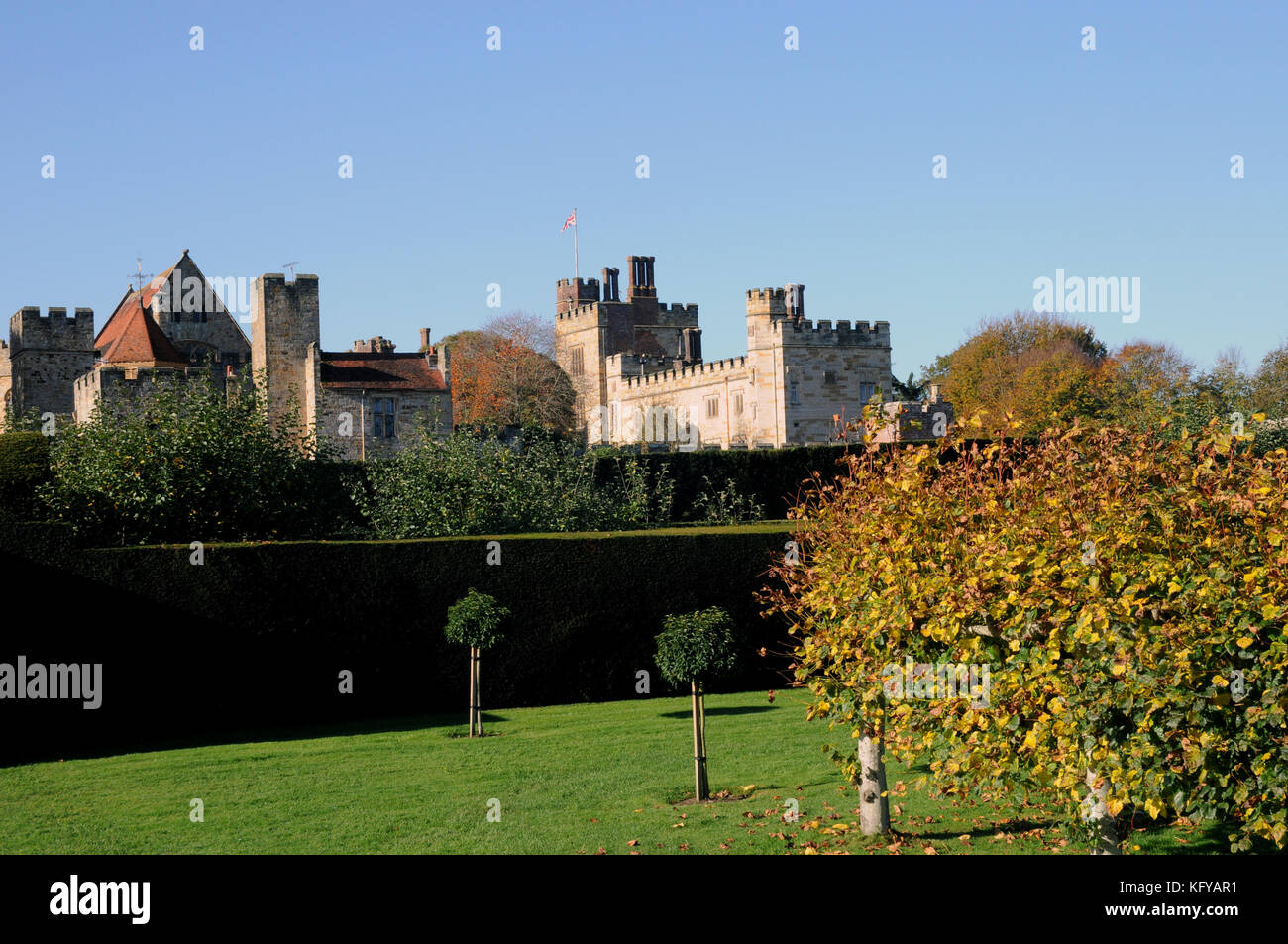 Vue générale de Penshurst Place vu à l'automne de son jardin d'ornement. Penshurst date du xive siècle et est situé dans le Weald of Kent. Banque D'Images