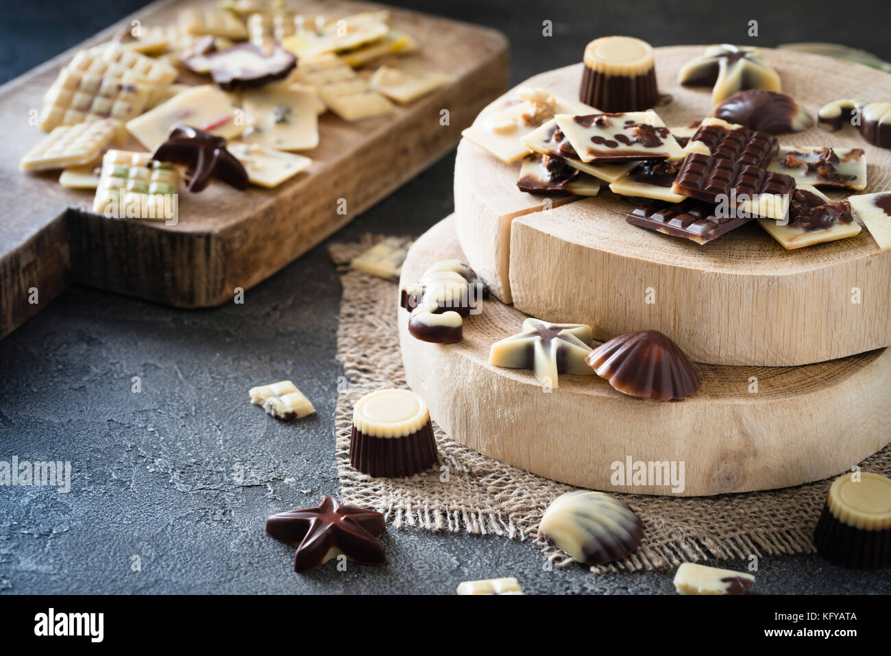 Diverses matières confiserie Chocolat sur planche de bois, des bonbons sains fond sombre. Banque D'Images