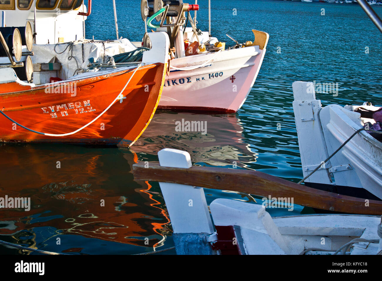 Kalymnos est une île naturelle encore à certains égards. Il y avait une relance touristique pour l'escalade sur des falaises rocheuses au-dessus de la mer. Son ancienne tradition Banque D'Images