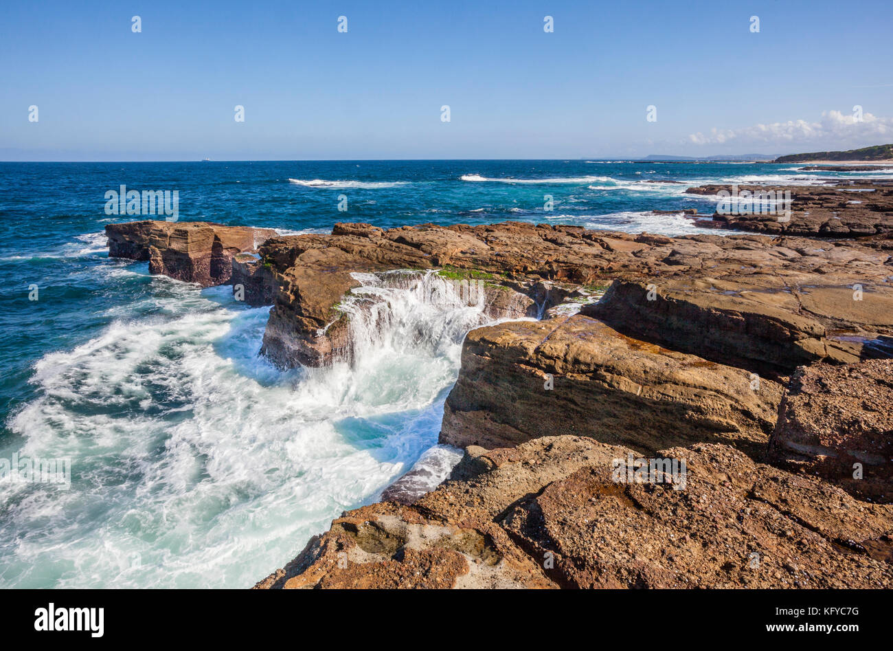 L'Australie, Nouvelle Galles du Sud, Central Coast, surf court le rivage rocheux à Norah Head Banque D'Images