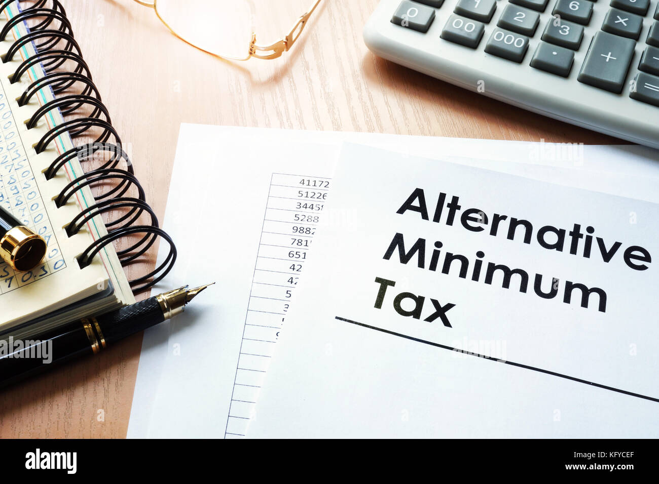 Impôt minimum de remplacement (IMR) et une calculatrice sur un bureau. Banque D'Images