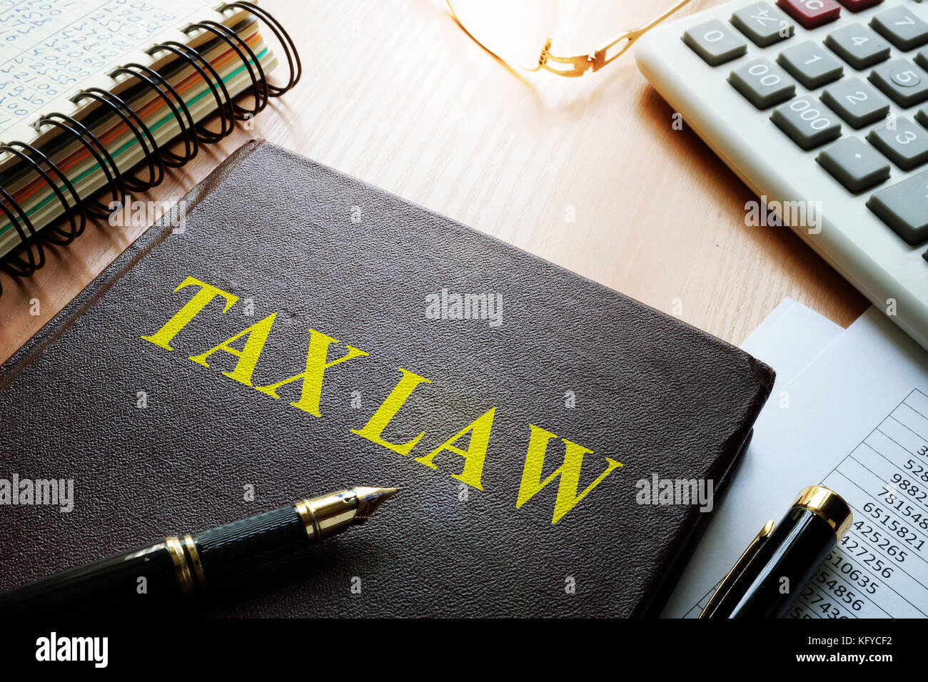 La loi de l'impôt sur une table. imposition concept. Banque D'Images