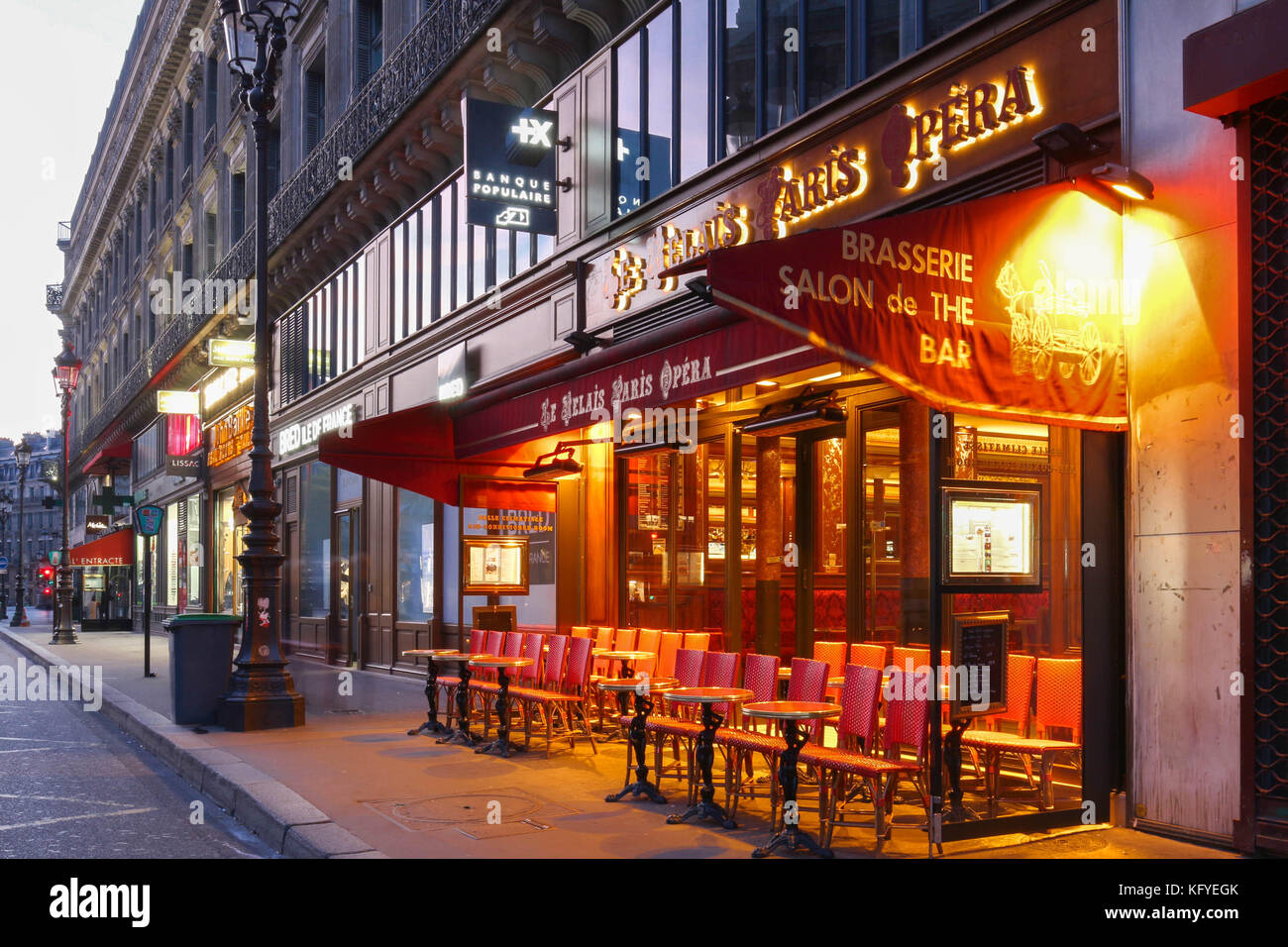 Le café parisien traditionnel le relais Paris Opéra est situé près de l'Opéra Garnier à Paris, France. Banque D'Images