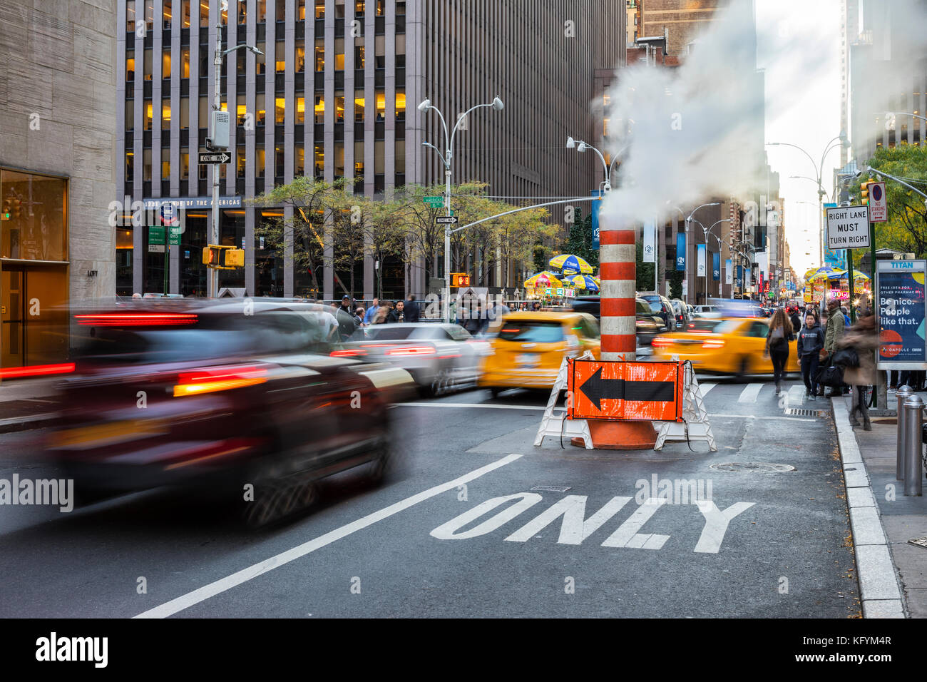 Tous les jours à New York. La circulation en 49 ème rue et de la tuyauterie de vapeur Banque D'Images