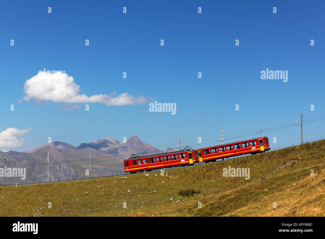 Wagons rouges sur le chemin de fer Jungfrau, Oberland bernois, Suisse Banque D'Images