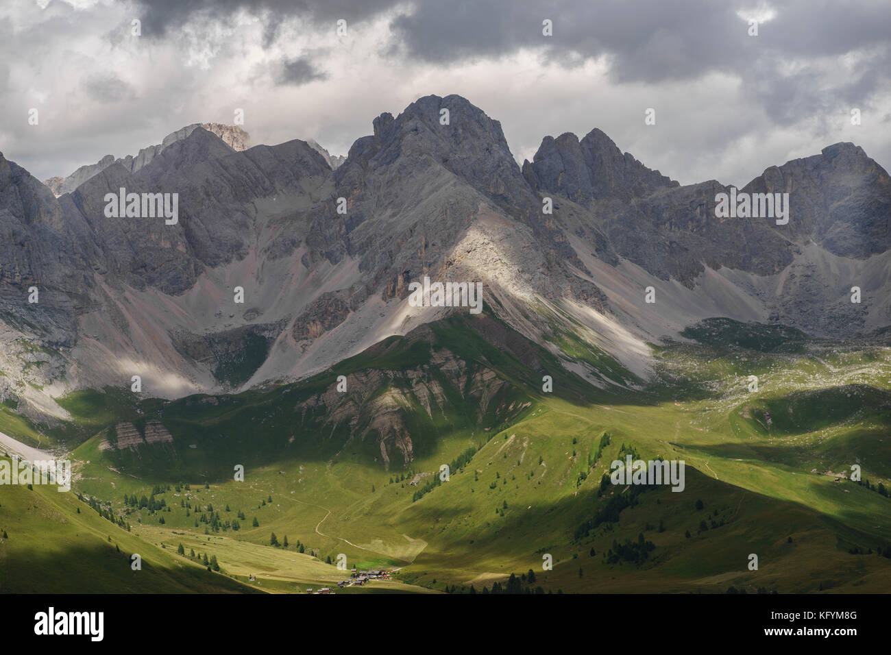 Giochi di luce sulle dolomiti del Trentino dopo temporale de l'ONU. Banque D'Images