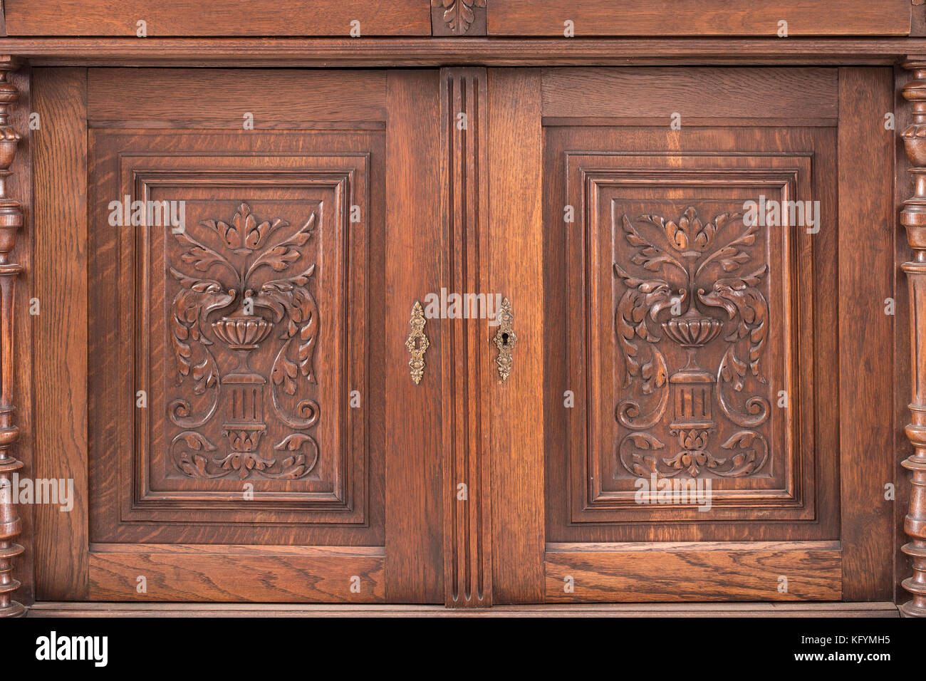 Partie de vieille cuisine bahut comme exemple de belle gravure sur bois en arrière-plan. Banque D'Images