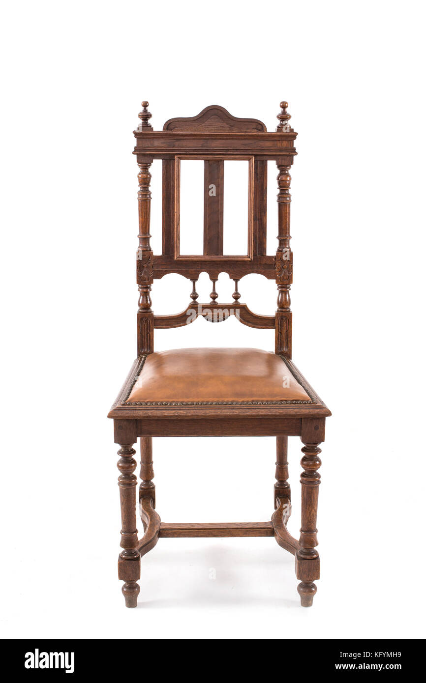 Chaise en bois antiques sur le fond blanc. Banque D'Images