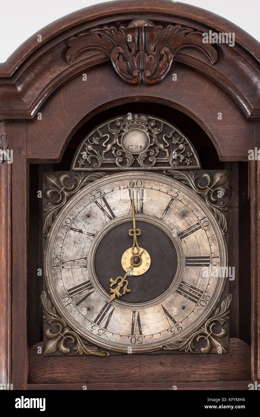 Tambour Antique horloge grand-père tête isolé sur un fond blanc. Banque D'Images