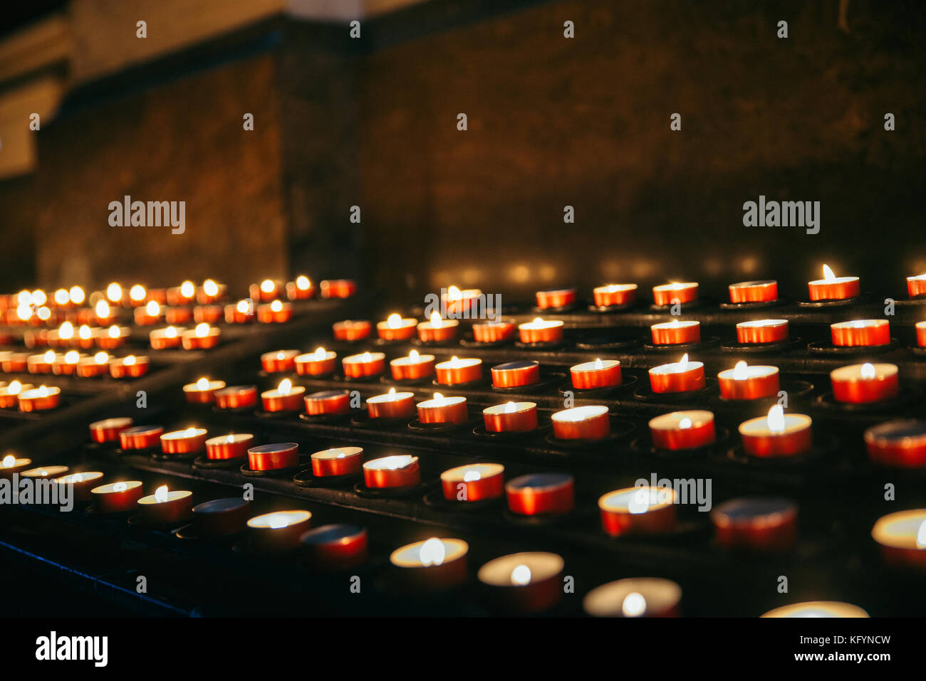 Un bon nombre de bougies veilleuse dans la vieille église Photo Stock -  Alamy