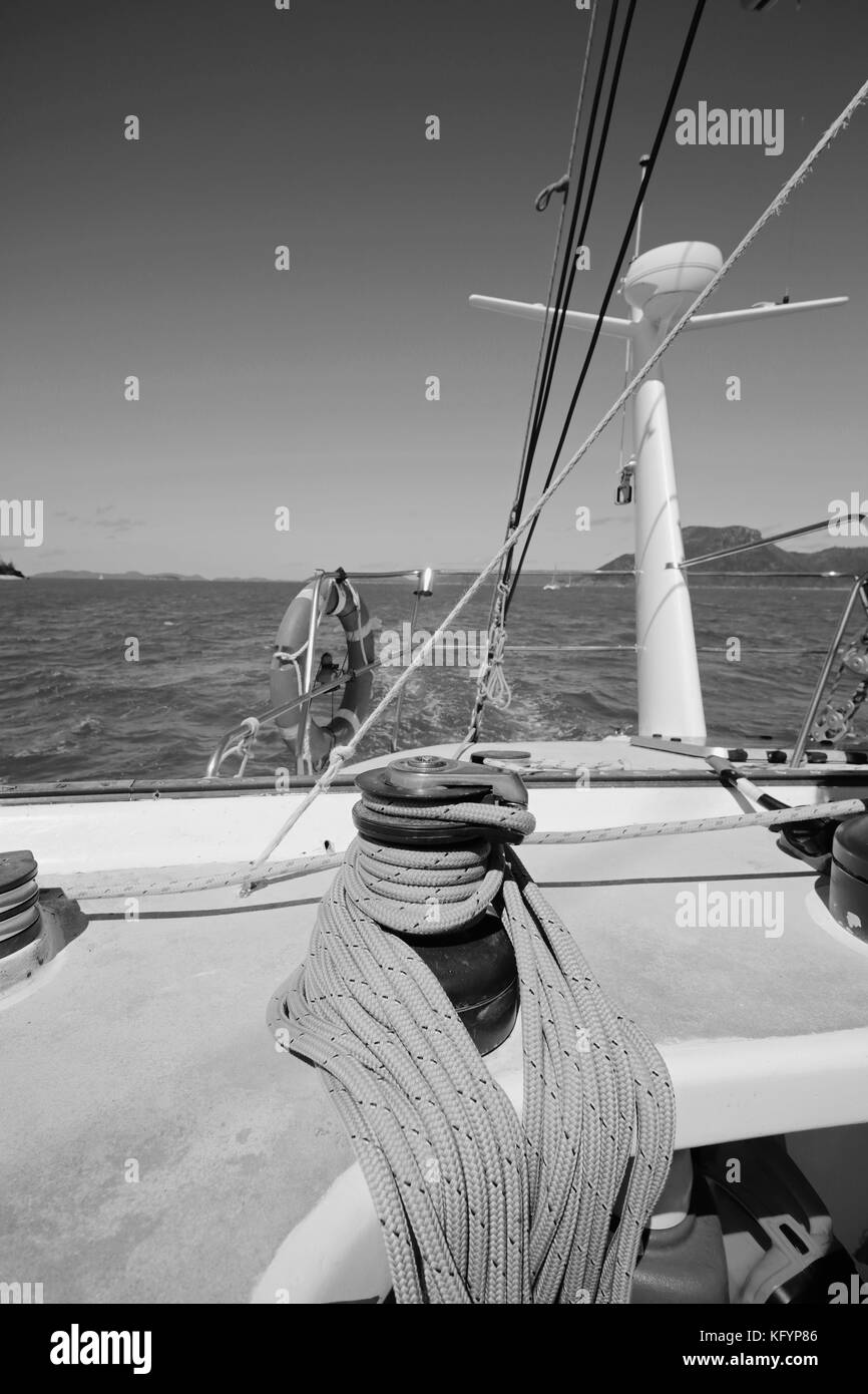 En clair le ciel vide de sécurité radar catamaran conceot Banque D'Images