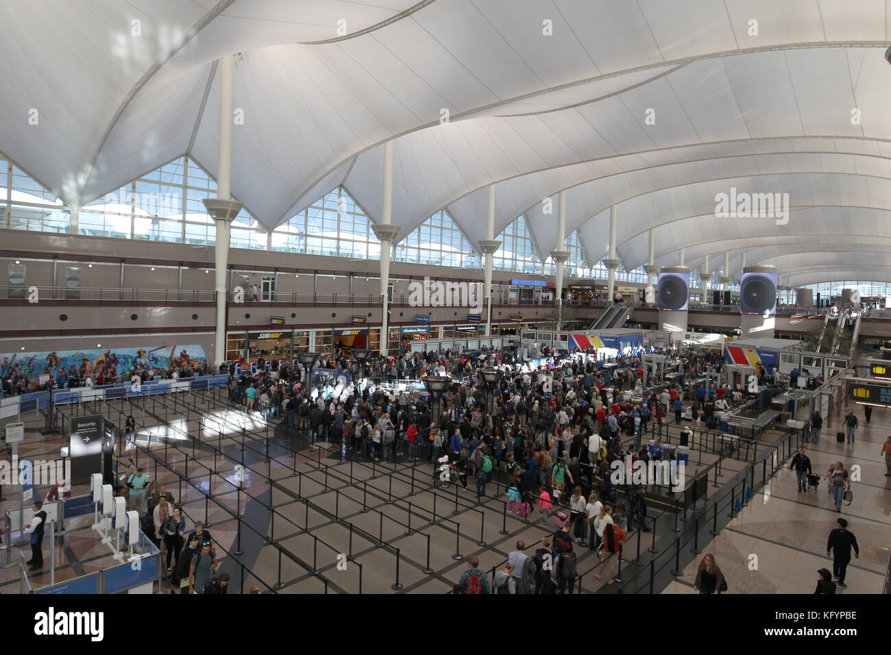 Contrôle de sécurité de l'Aéroport International de Denver qui ressemble au toit montrant des Montagnes Rocheuses. Banque D'Images