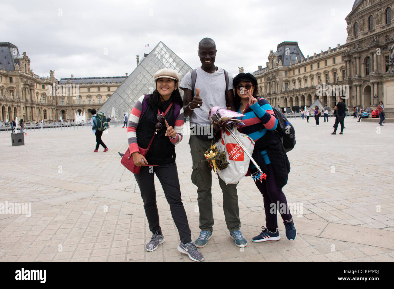 Asain femmes mère et fille l'achat cadeau souvenir de pays  africains-français pyramide du Louvre au musée du Louvre ou le musée du  Louvre le 5 septembre Photo Stock - Alamy