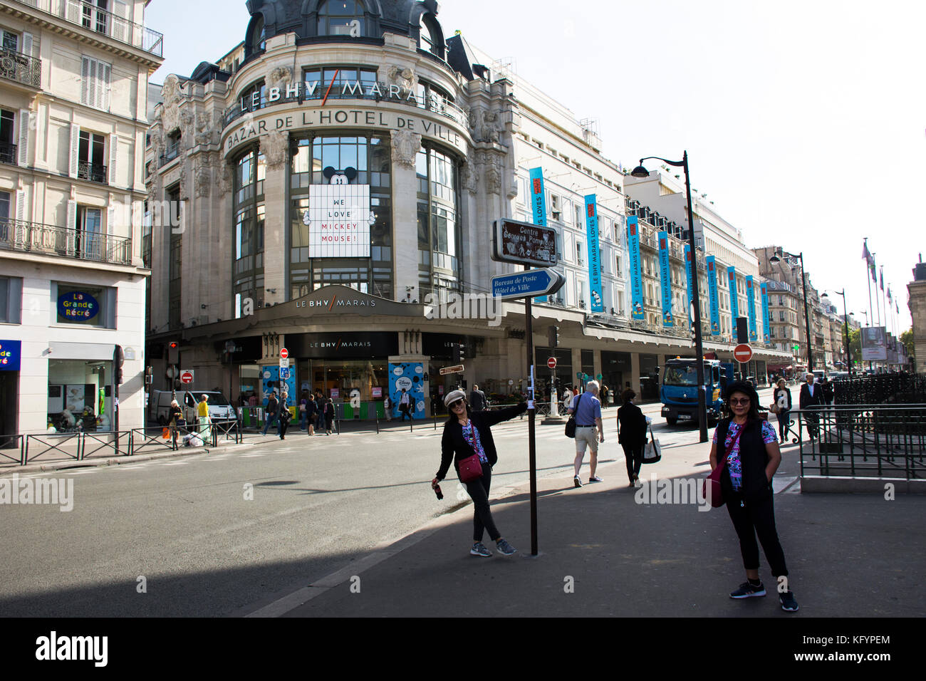 Les femmes thaïlandaises d'Asie voyages et la mère et la fille se faisant passer à l'avant du magasin bhv le marais sur la rue de rivoli road le 6 septembre 2017 à Paris, Banque D'Images