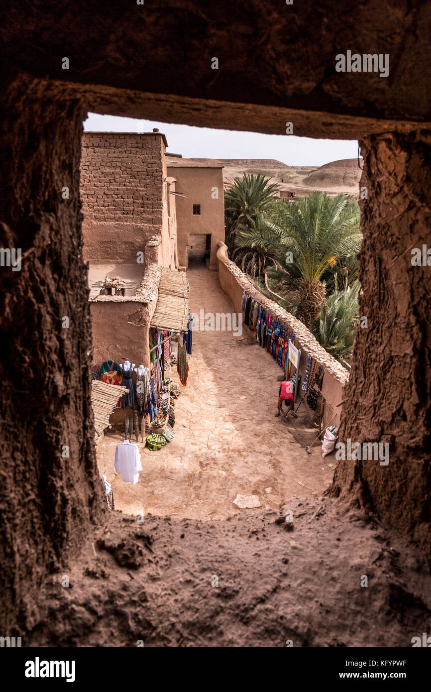 Ait-ben-Haddou, Maroc, 17 octobre, 2017 : rues de ait-ben-haddou un pré-sahariennes, village traditionnel de l'architecture type d'habitation Banque D'Images