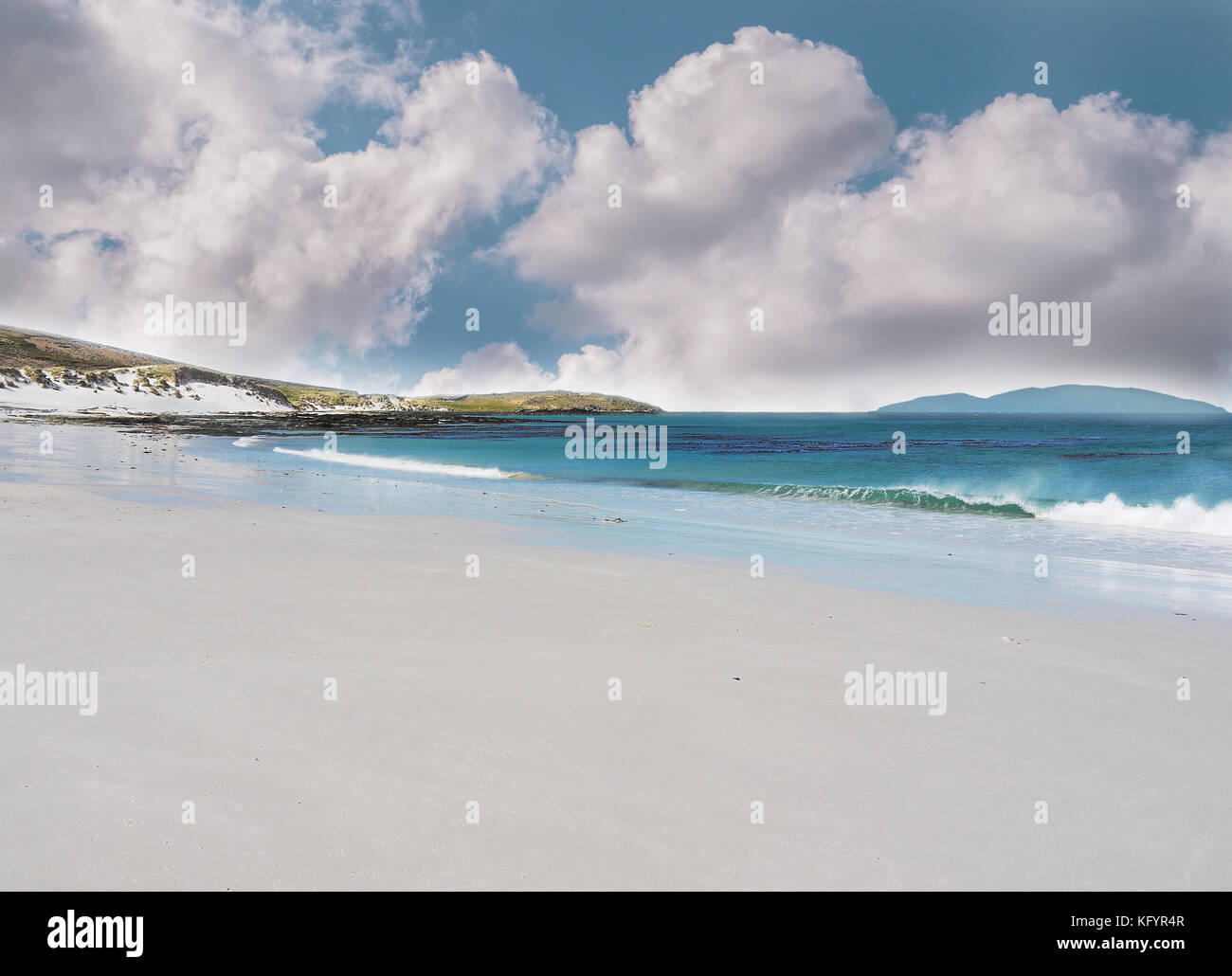 West Falkland Islands seascape magnifique avec une plage de sable blanc, eau turquoise et fluffy clouds. Banque D'Images