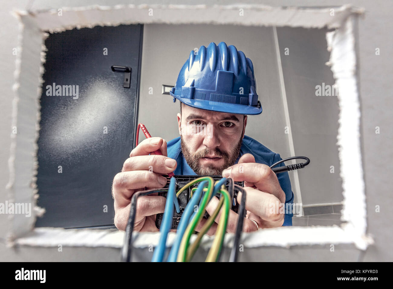 Portrait of caucasian electrician au travail Banque D'Images