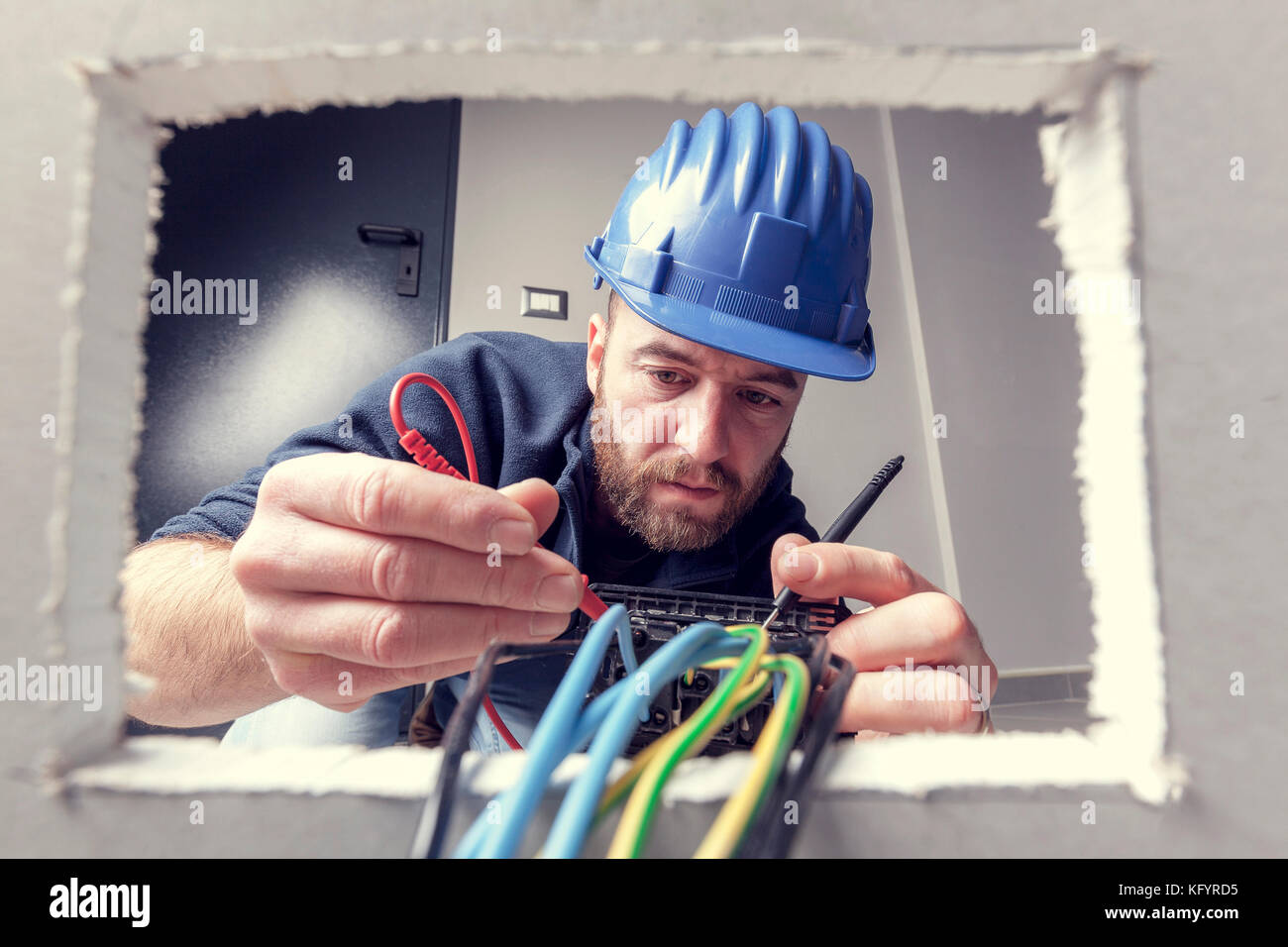Portrait of caucasian electrician au travail Banque D'Images
