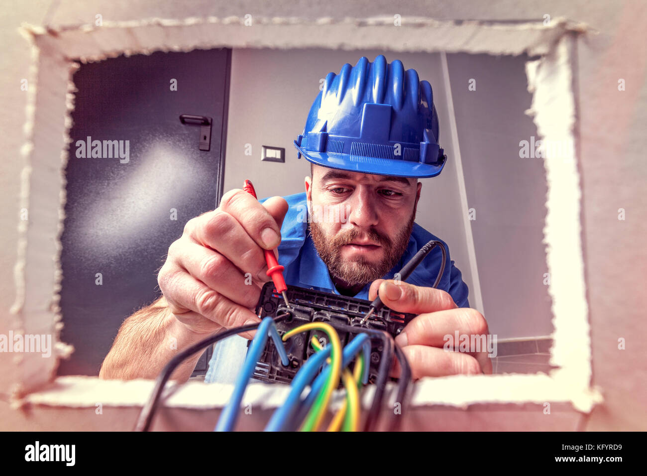 Portrait of caucasian electrician au travail Banque D'Images