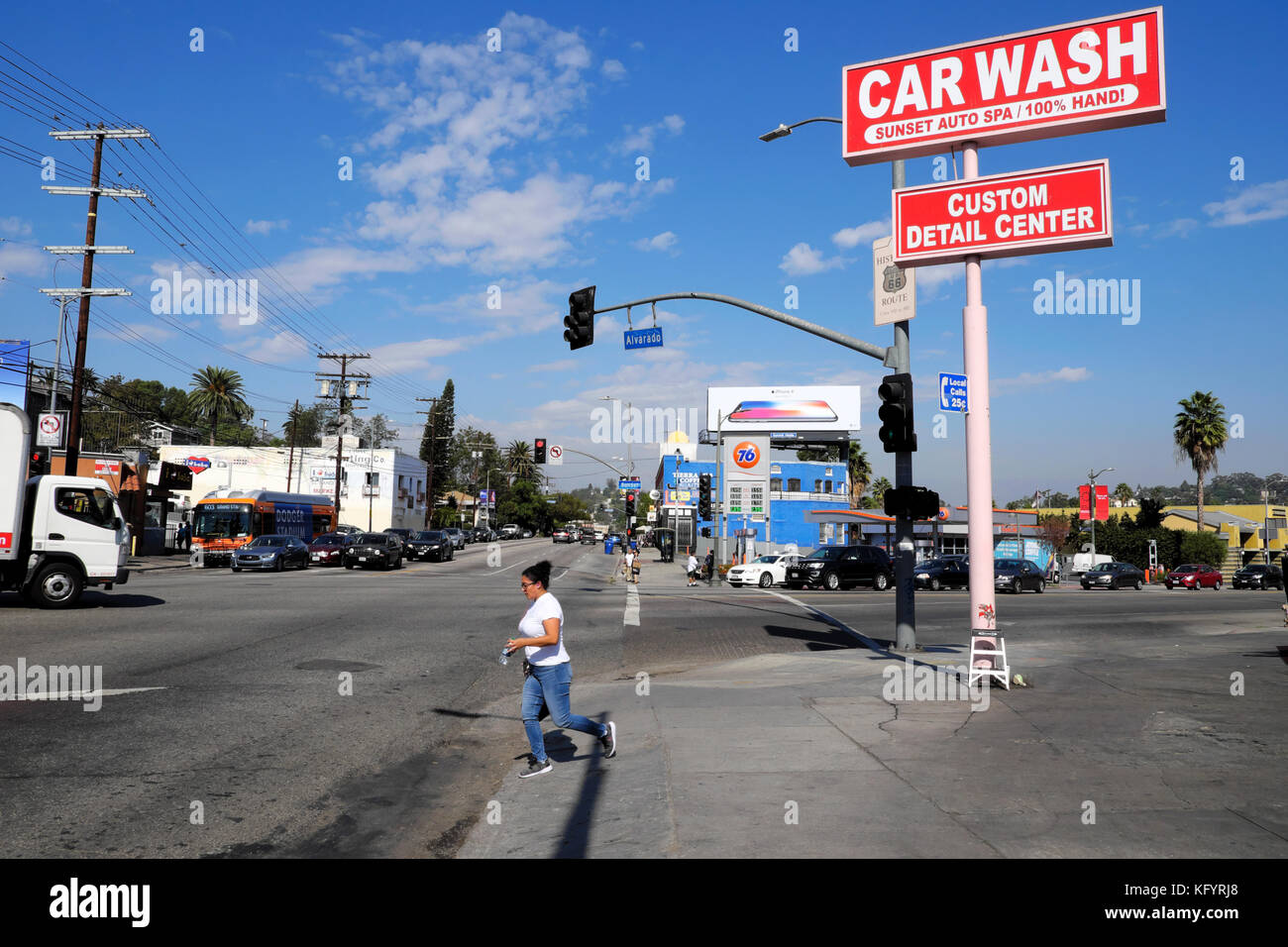 Femme traverser la route par lavage de voiture inscrivez-vous à l'angle de Sunset Boulevard et North Alvarado Street dans Echo Park Los Angeles CA KATHY DEWITT Banque D'Images
