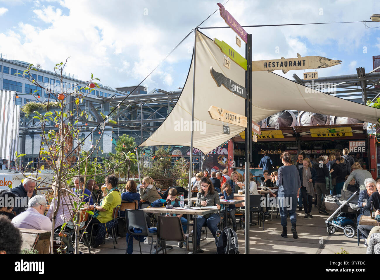 Les visiteurs ayant une pause à la terrasse extérieure à la Dutch Design Week à Strijp S, Eindhoven, Pays-Bas Banque D'Images