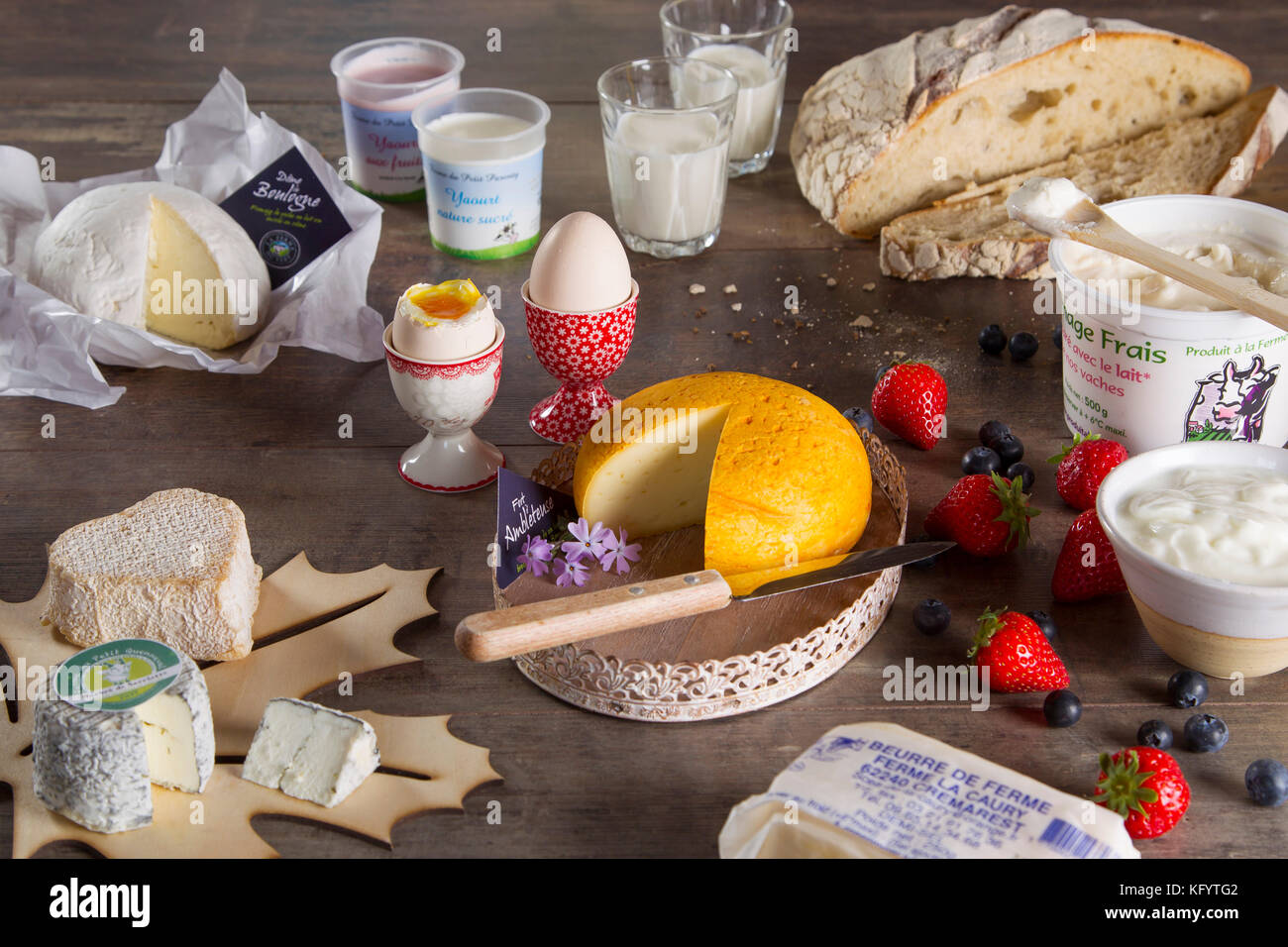 Les produits laitiers locaux de les Hauts-de-France Région : sélection de fromages, Ecume de Wimereux, Sable de Wissant, Dome de Boulogne, Marbre de sarriette Banque D'Images