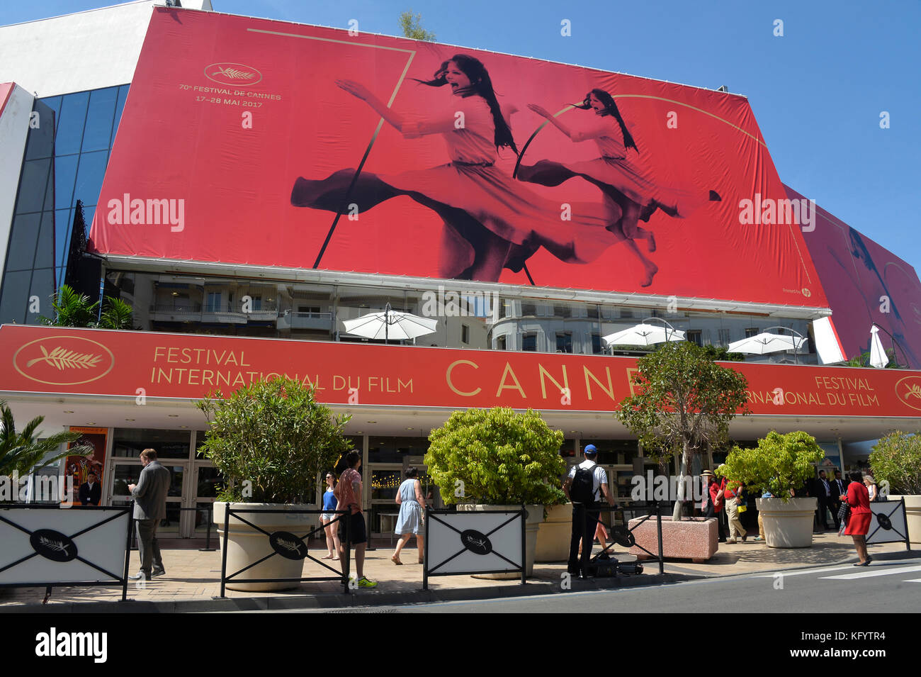 Le palais des festivals et des congrès" centre de congrès avec une affiche pour la 70e édition du festival du film de Cannes 2017 sur 0516. Banque D'Images