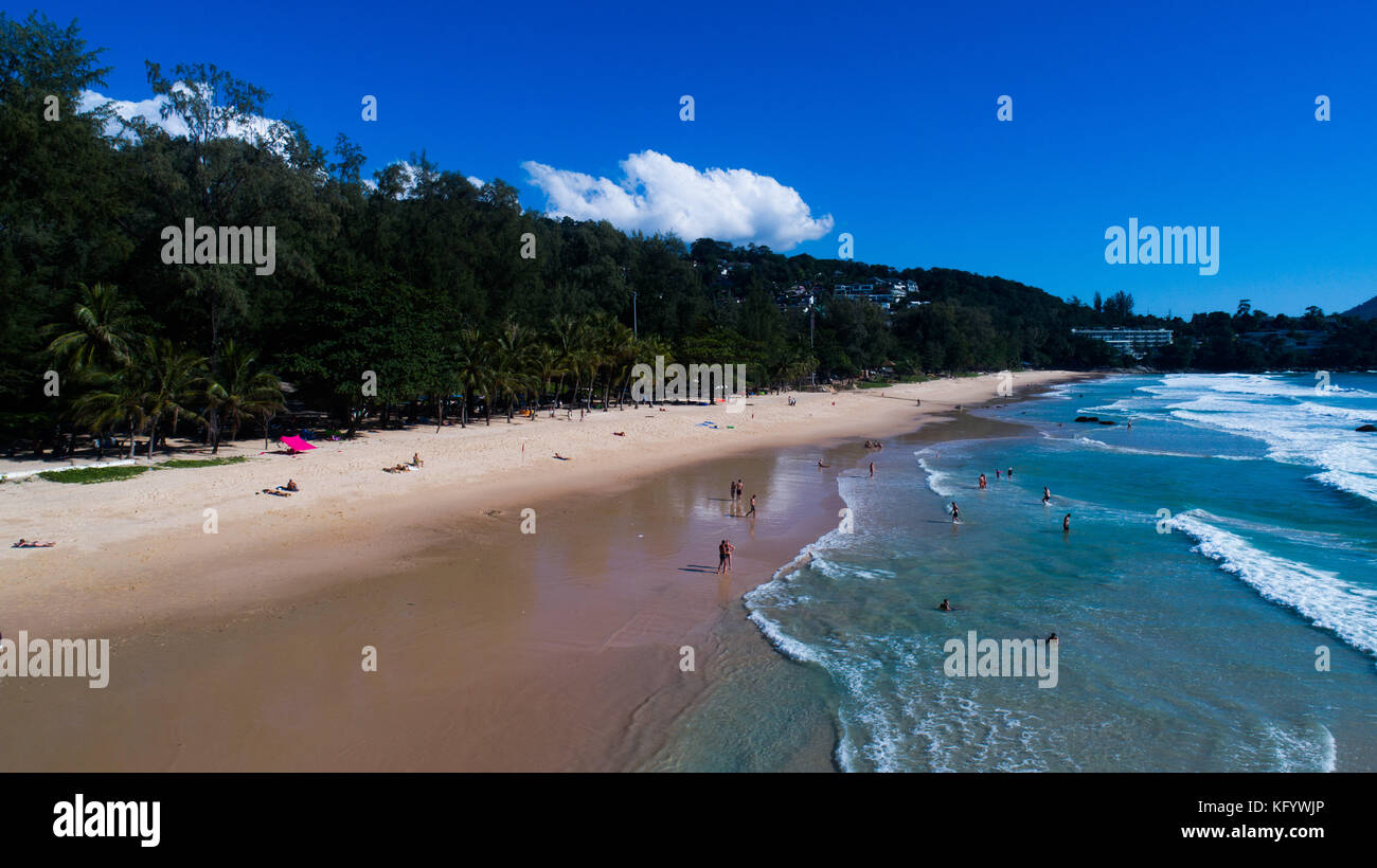 Drone aérien vue de personnes sur la belle île tropicale de sable et de la mer les vagues durant la journée ensoleillée Banque D'Images