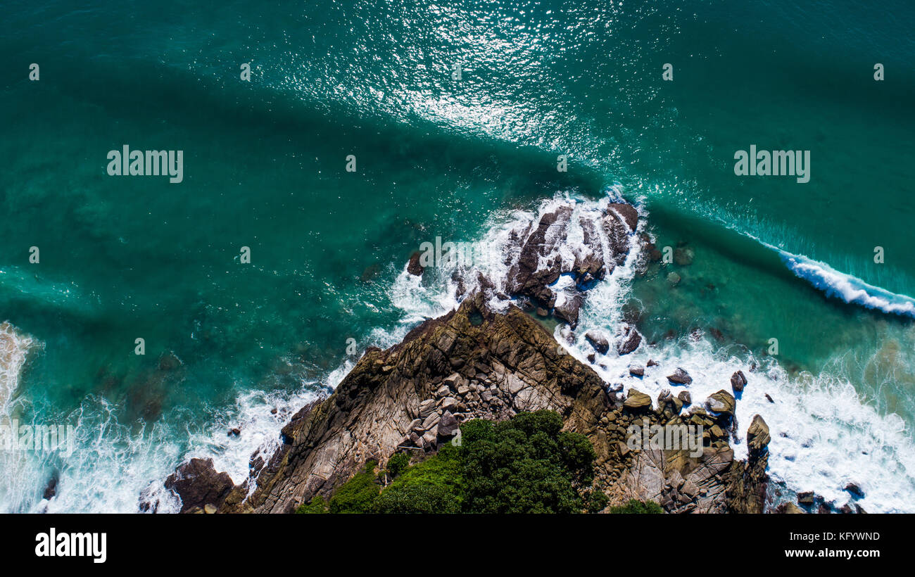 Drone aérien Vue de dessus de belle île tropicale et la mer vagues falaise littoral pendant journée ensoleillée Banque D'Images