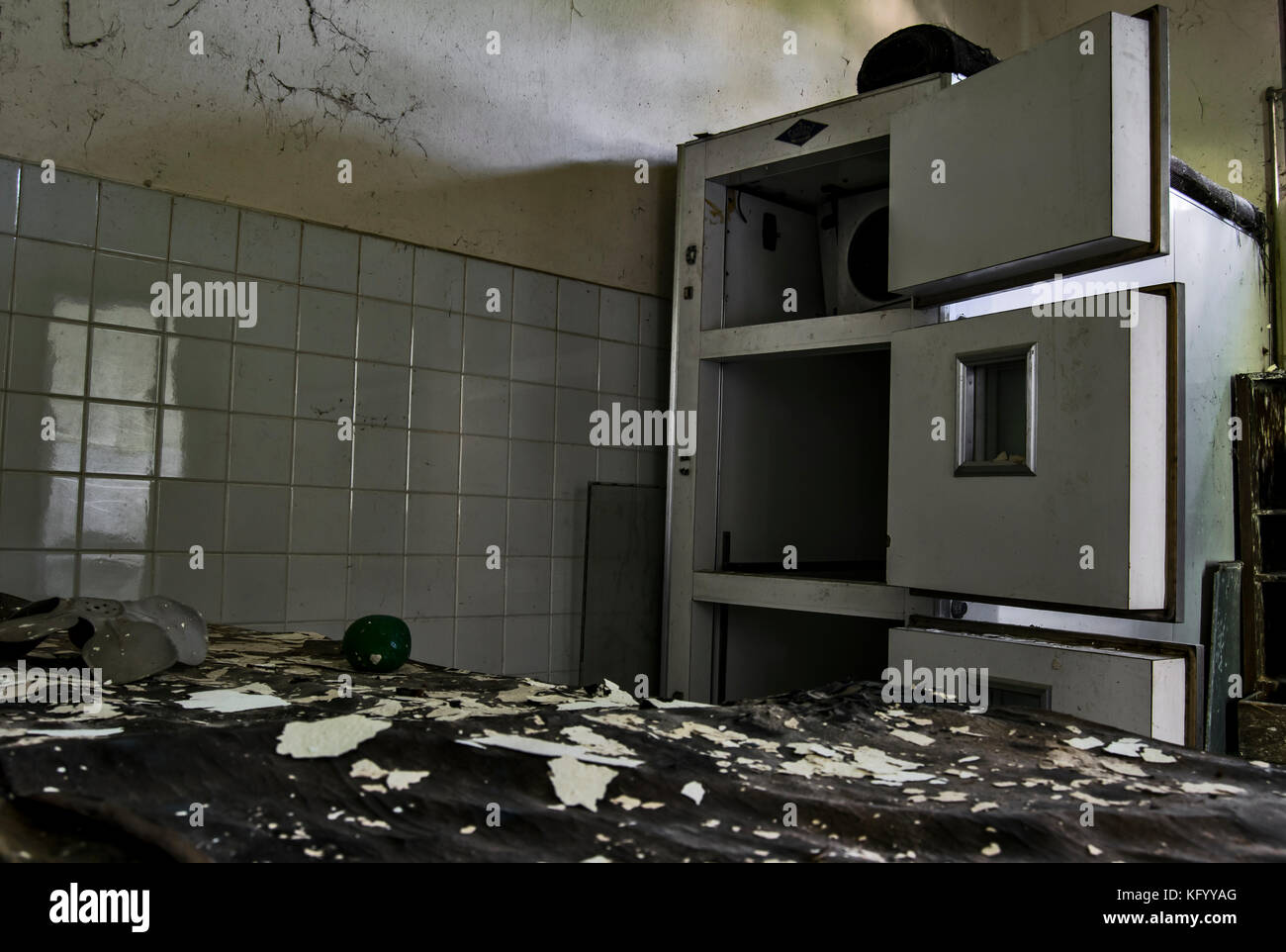 La prise d'un réfrigérateur cell dans une chambre d'une morgue, à l'intérieur d'un hôpital psychiatrique abandonné Banque D'Images
