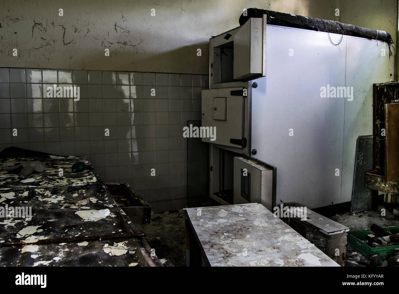 La prise d'un réfrigérateur cell dans une chambre d'une morgue, à l'intérieur d'un hôpital psychiatrique abandonné Banque D'Images